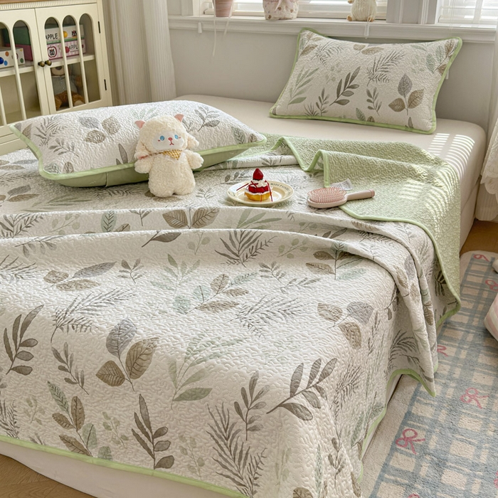 91家纺网 家纺一手货源 找家纺 绵庭家纺 2026新款全棉印花夹棉床盖三件套 叶语轻喃-绿