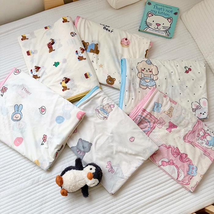 91家纺网 家纺一手货源 找家纺 嗨生活 2026新款婴儿裸睡级凉感幼儿园夏被儿童夏被夏凉被空调被直播微商电商好货推荐产品 组合图(仅供展示不可下单)