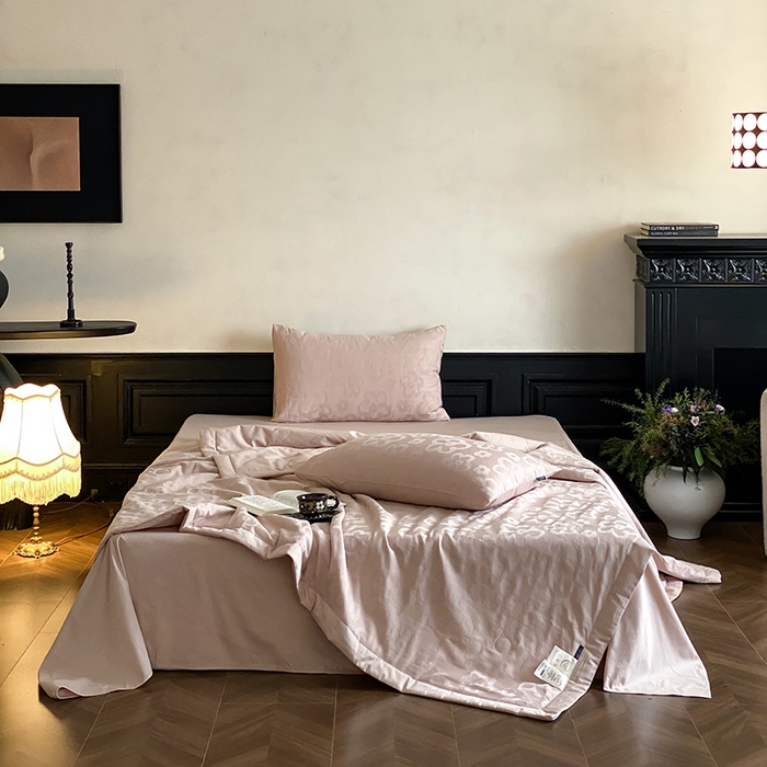 91家纺网 家纺一手货源 找家纺 宜代光年 2026新款60S全棉厚织提花夏被夏凉被空调被 夏被-朵朵-浅粉