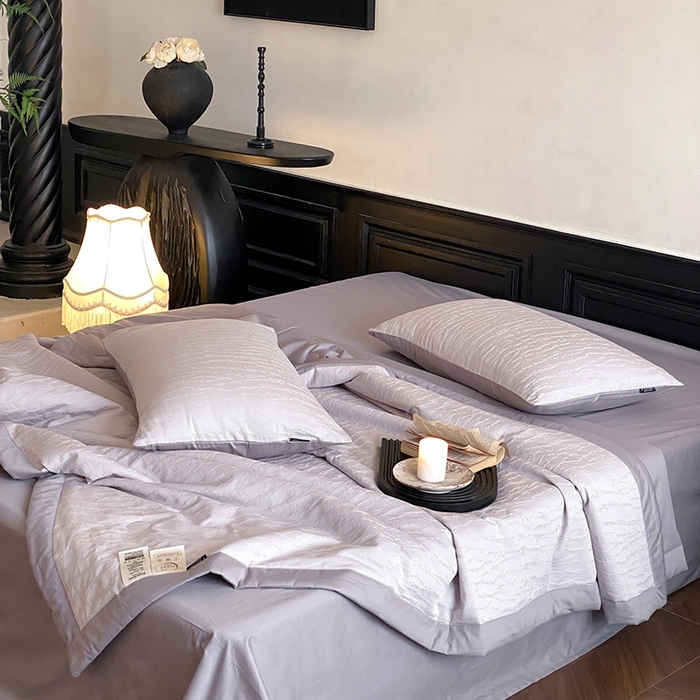 91家纺网 家纺一手货源 找家纺 宜代光年 2026新款60S全棉厚织提花夏被夏凉被空调被 夏被-雨迢迢-紫灰