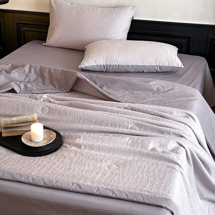 91家纺网 家纺一手货源 找家纺 宜代光年 2026新款60S全棉厚织提花夏被夏凉被空调被 夏被-雨迢迢-紫灰