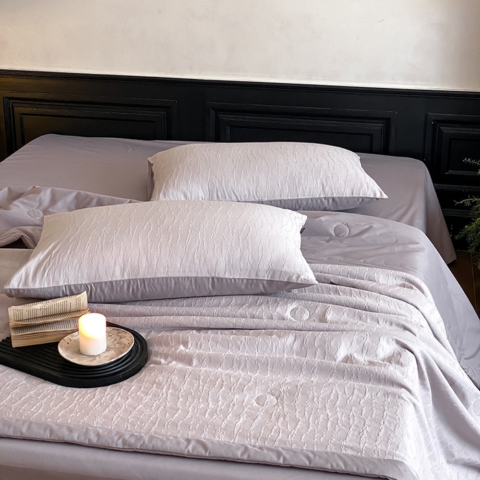 91家纺网 家纺一手货源 找家纺 宜代光年 2026新款60S全棉厚织提花夏被夏凉被空调被 夏被-雨迢迢-紫灰