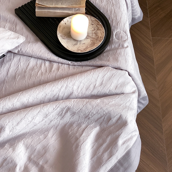 91家纺网 家纺一手货源 找家纺 宜代光年 2026新款60S全棉厚织提花夏被夏凉被空调被 夏被-雨迢迢-紫灰