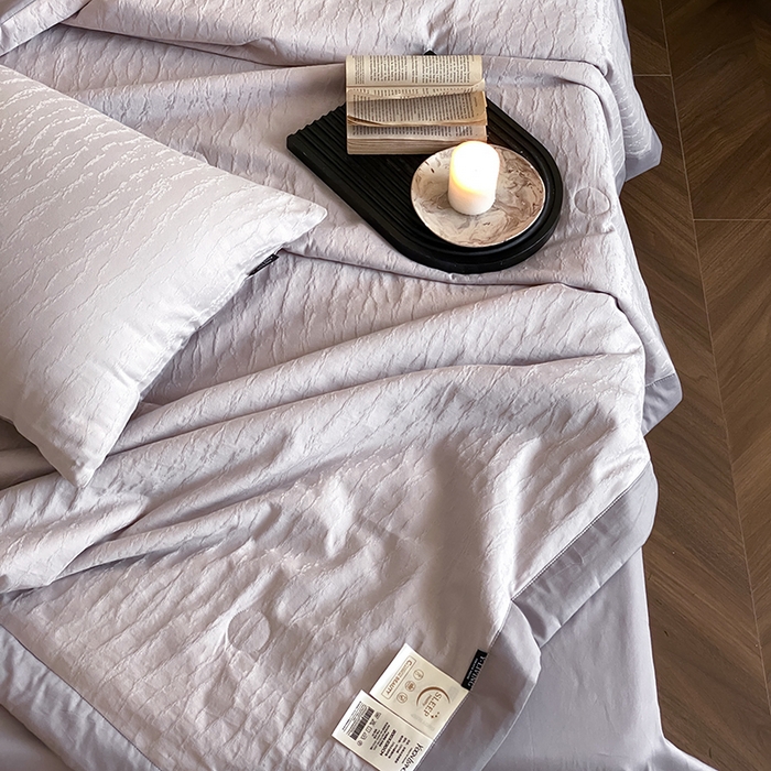 91家纺网 家纺一手货源 找家纺 宜代光年 2026新款60S全棉厚织提花夏被夏凉被空调被 夏被-雨迢迢-紫灰