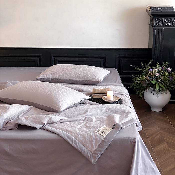 91家纺网 家纺一手货源 找家纺 宜代光年 2026新款60S全棉厚织提花夏被夏凉被空调被 夏被-雨迢迢-紫灰