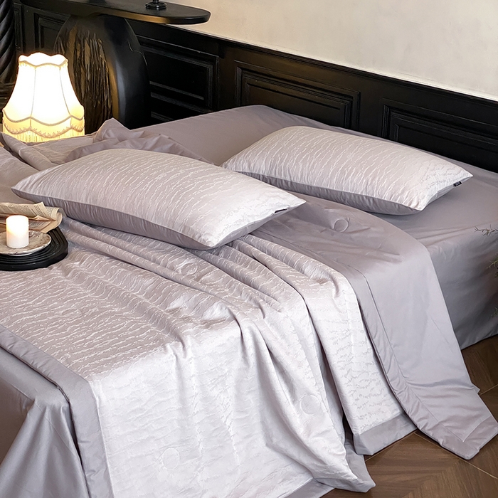 91家纺网 家纺一手货源 找家纺 宜代光年 2026新款60S全棉厚织提花夏被夏凉被空调被 夏被-雨迢迢-紫灰