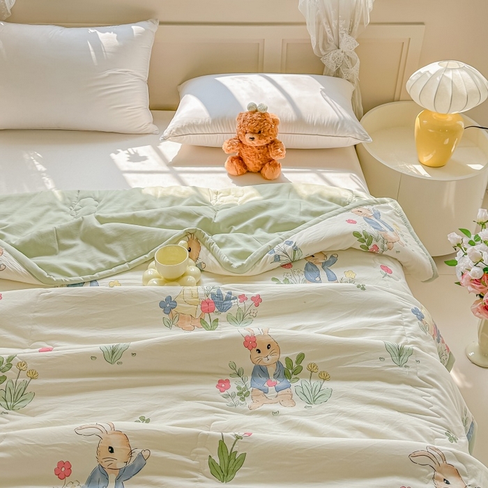 91家纺网 家纺一手货源 找家纺 爱宝被业 2026新款A类水洗棉新疆棉花夏被夏凉被花园小兔