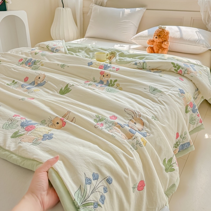 91家纺网 家纺一手货源 找家纺 爱宝被业 2026新款A类水洗棉新疆棉花夏被夏凉被花园小兔