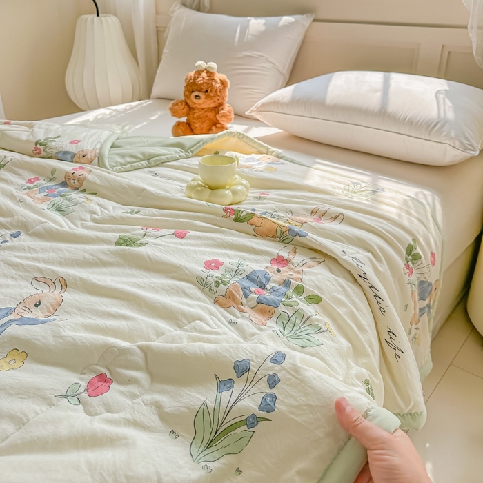 91家纺网 家纺一手货源 找家纺 爱宝被业 2026新款A类水洗棉新疆棉花夏被夏凉被花园小兔