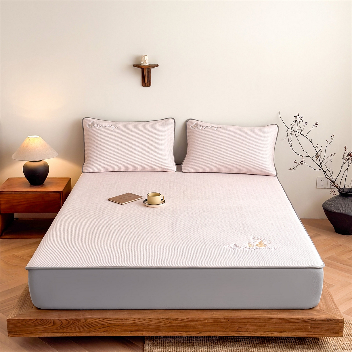 91家纺网 家纺一手货源 找家纺 乐家欣 2026新款5A抗菌PE提花凉感席-蝶舞福禄系列 蝶舞福禄-粉（床笠款）