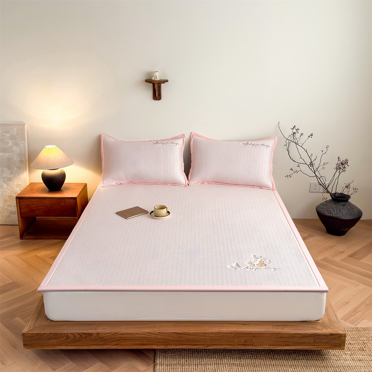 91家纺网 家纺一手货源 找家纺 乐家欣 2026新款5A抗菌PE提花凉感席-蝶舞福禄系列 蝶舞福禄-粉（床席款）