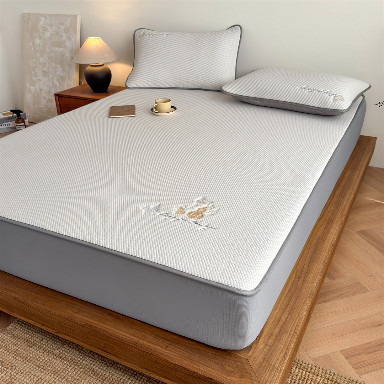 91家纺网 家纺一手货源 找家纺 乐家欣 2026新款5A抗菌PE提花凉感席-蝶舞福禄系列 蝶舞福禄-咖（床笠款）