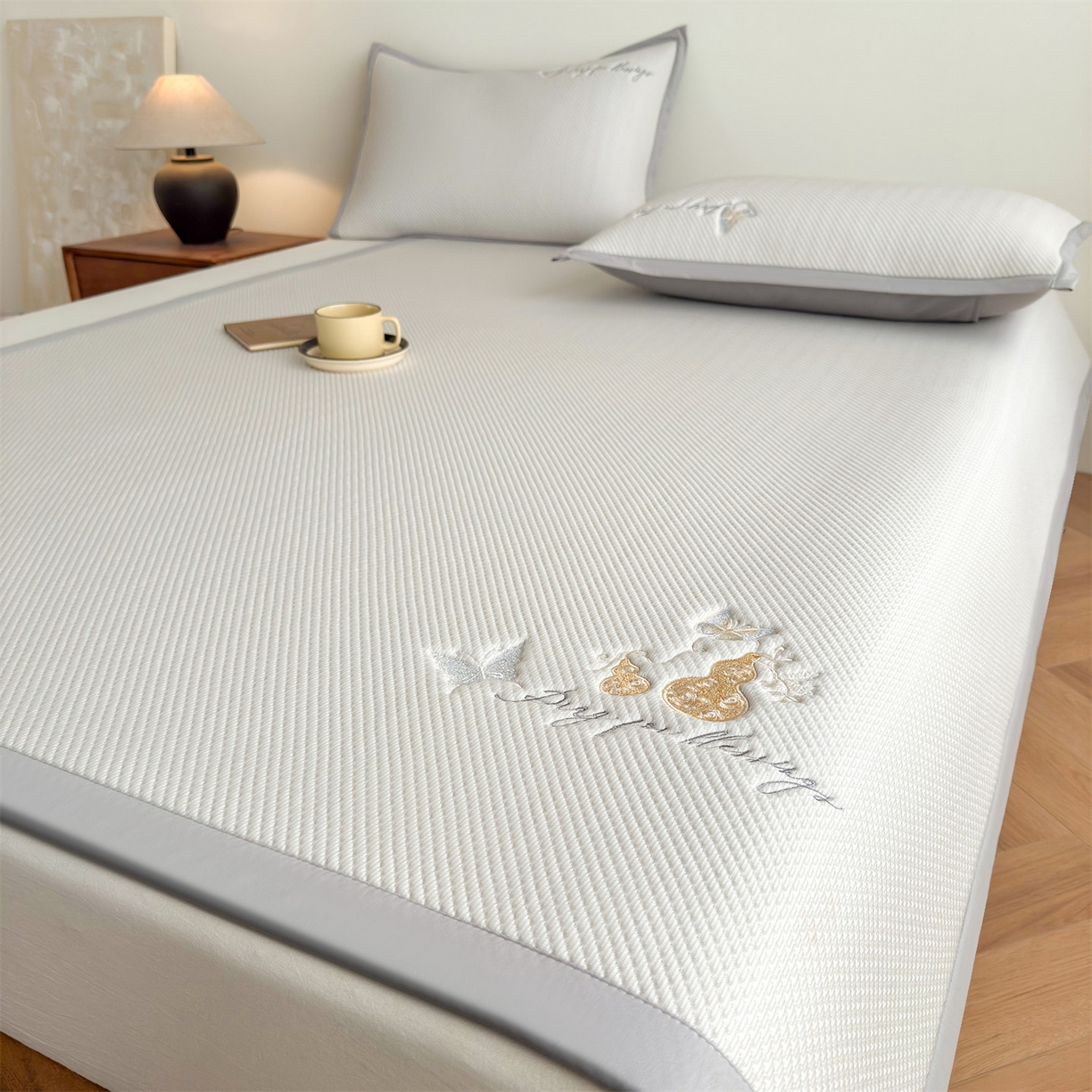 91家纺网 家纺一手货源 找家纺 乐家欣 2026新款5A抗菌PE提花凉感席-蝶舞福禄系列 蝶舞福禄-咖（床席款）