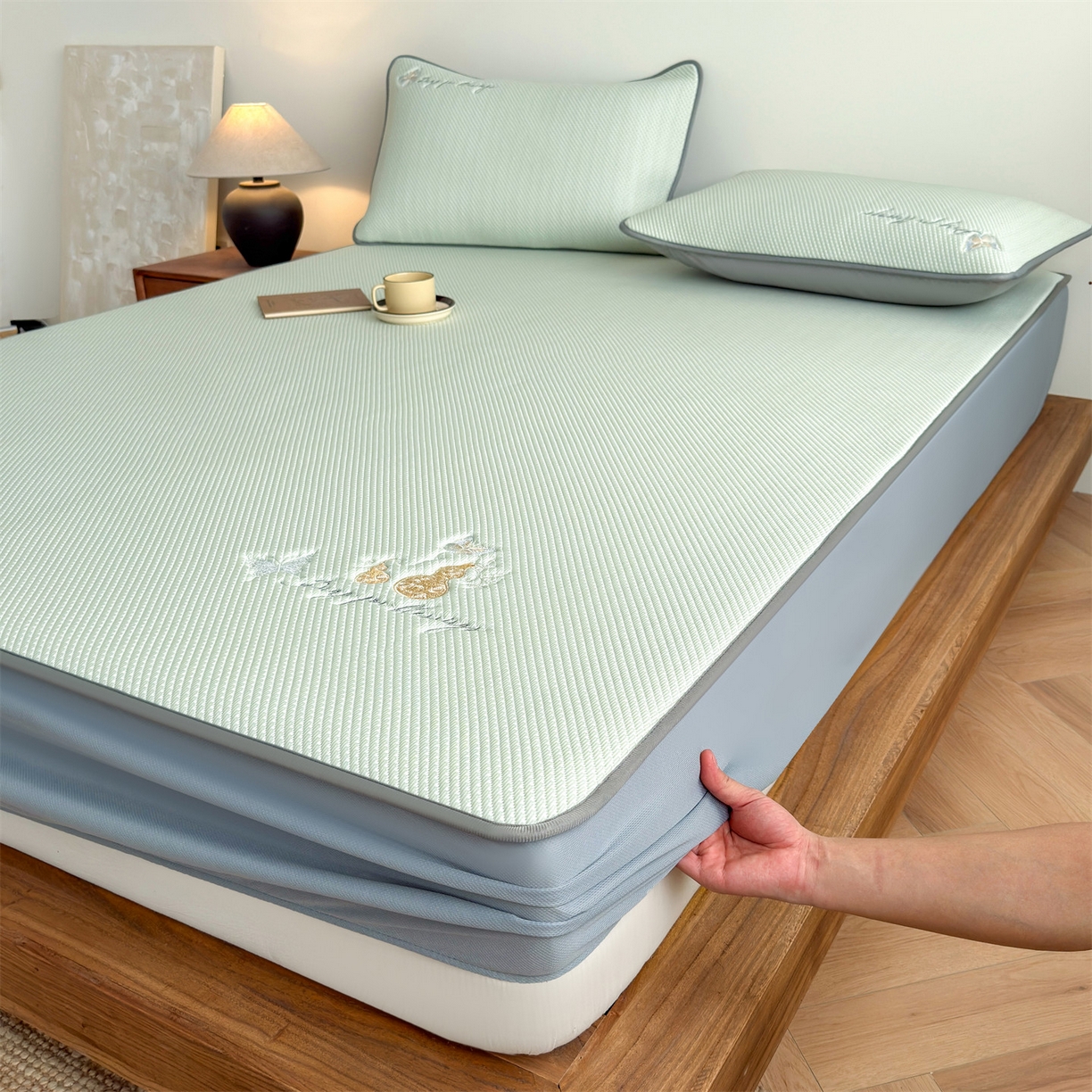 91家纺网 家纺一手货源 找家纺 乐家欣 2026新款5A抗菌PE提花凉感席-蝶舞福禄系列 蝶舞福禄-绿（床笠款）