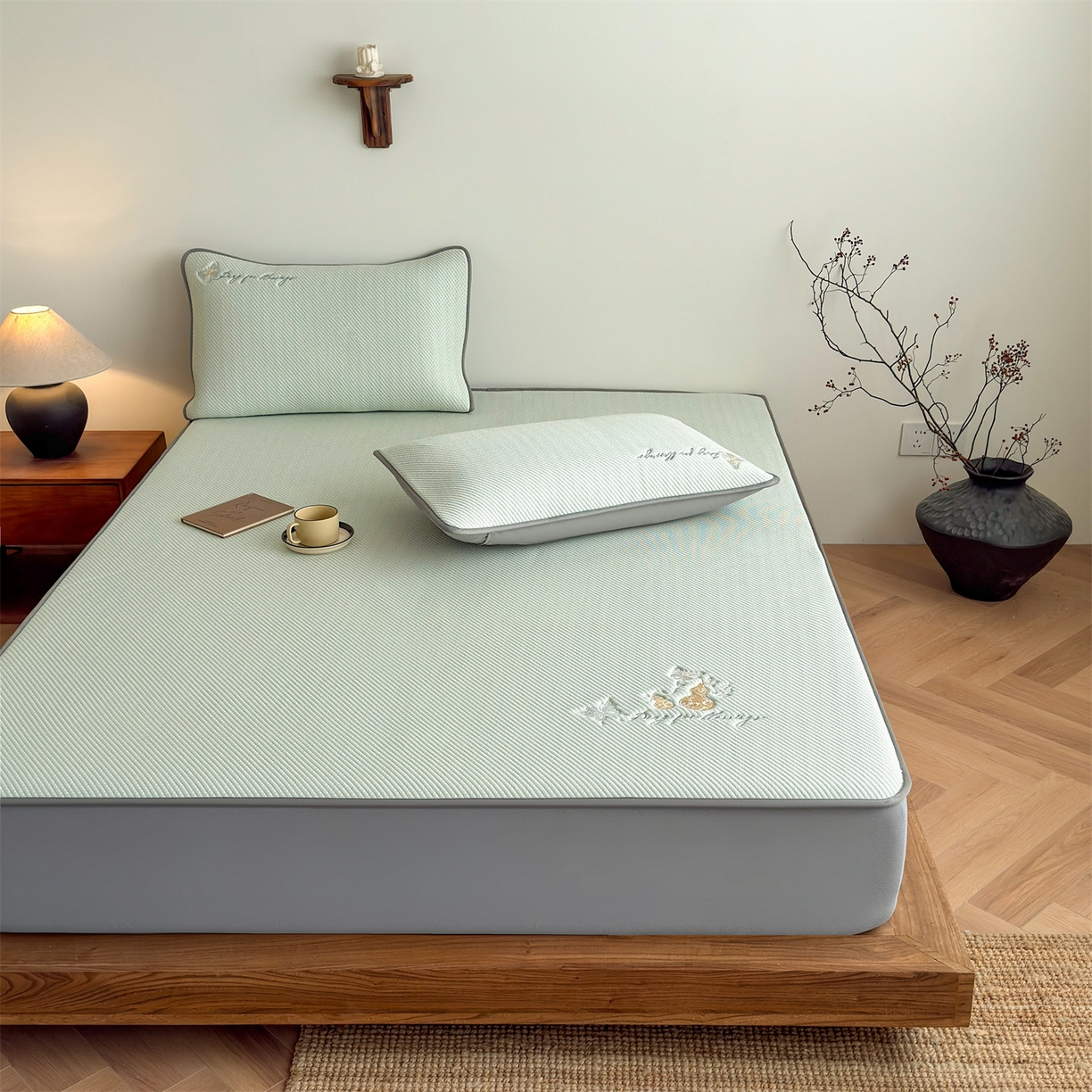 91家纺网 家纺一手货源 找家纺 乐家欣 2026新款5A抗菌PE提花凉感席-蝶舞福禄系列 蝶舞福禄-绿（床笠款）