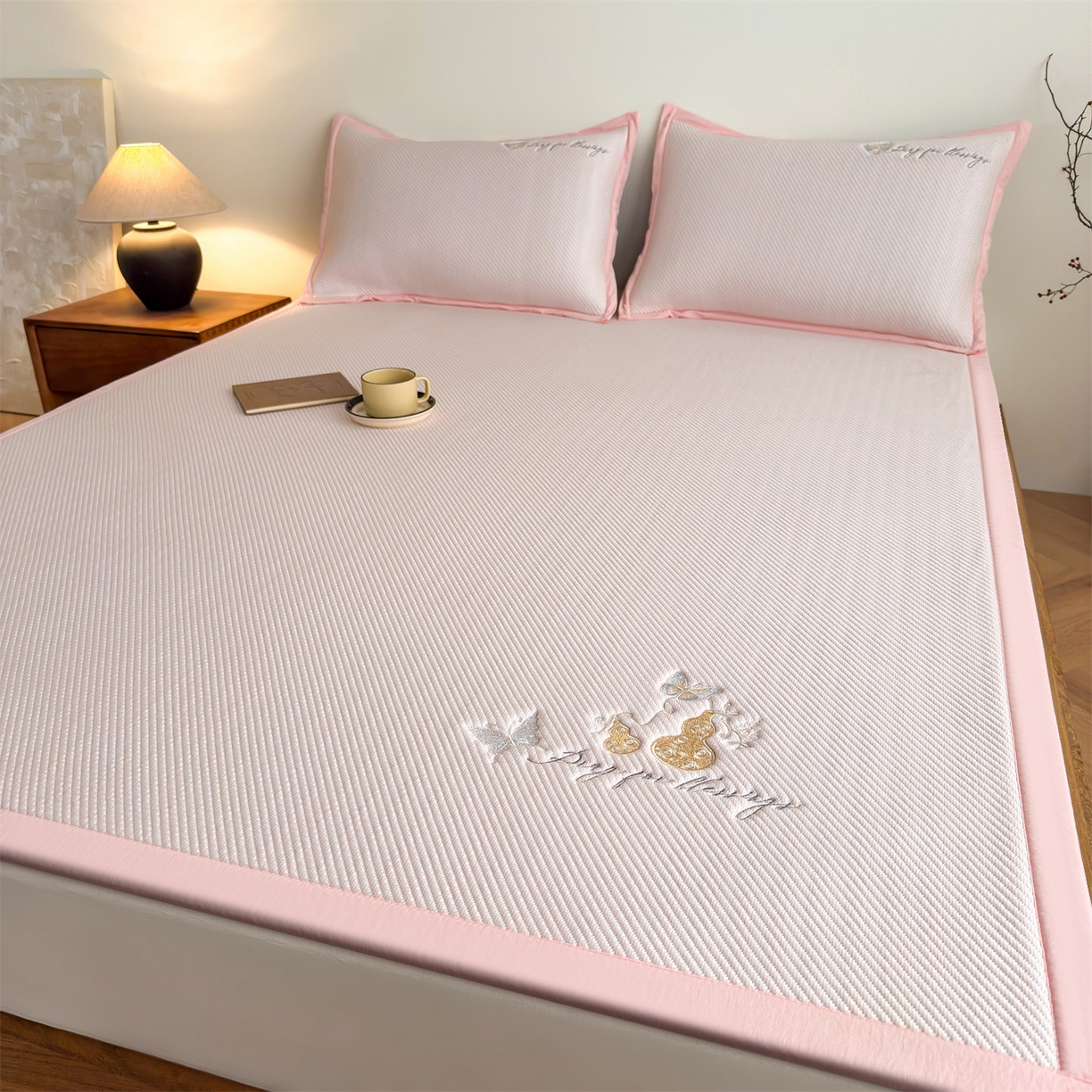 91家纺网 家纺一手货源 找家纺 乐家欣 2026新款5A抗菌PE提花凉感席-蝶舞福禄系列 蝶舞福禄-粉（床席款）