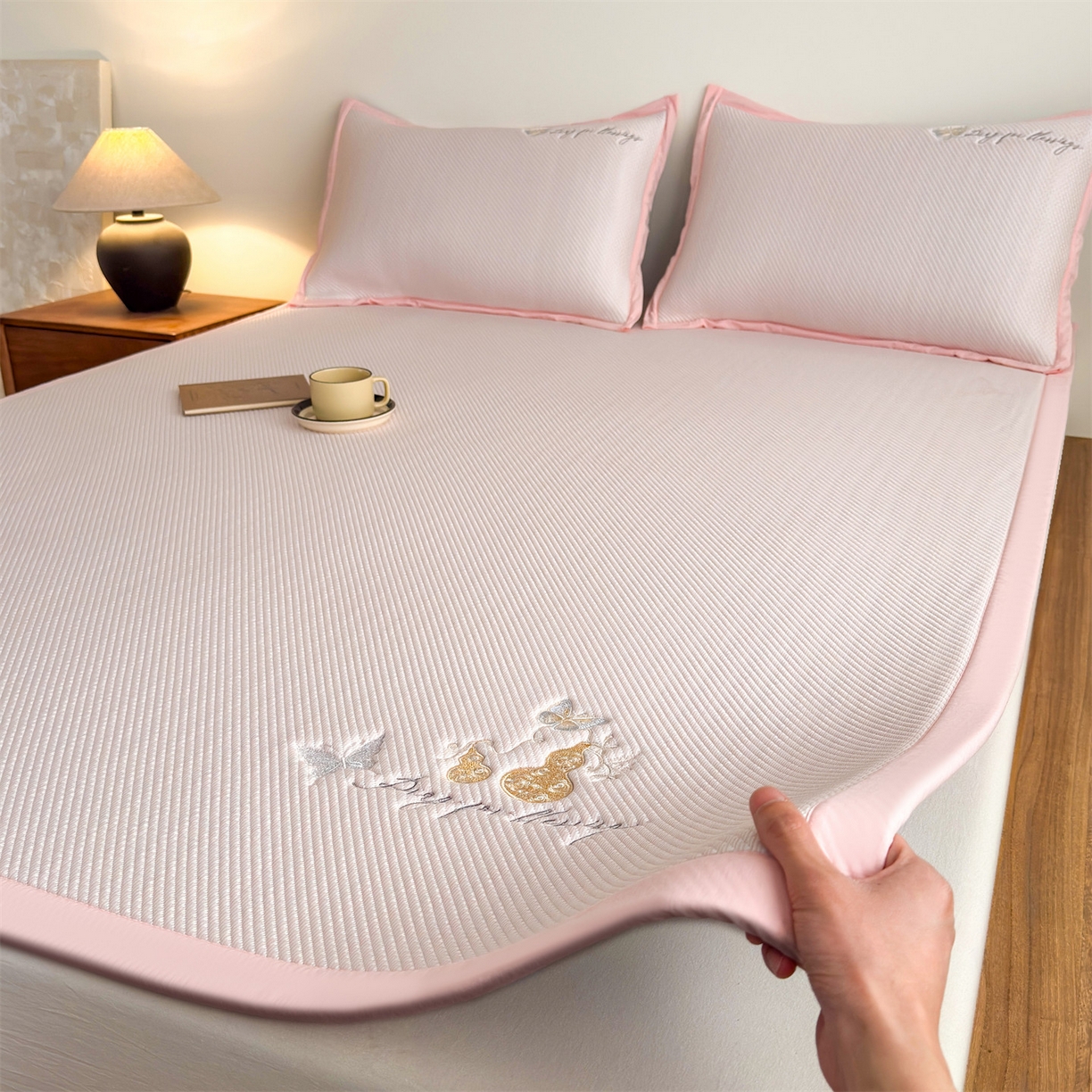 91家纺网 家纺一手货源 找家纺 乐家欣 2026新款5A抗菌PE提花凉感席-蝶舞福禄系列 蝶舞福禄-粉（床席款）