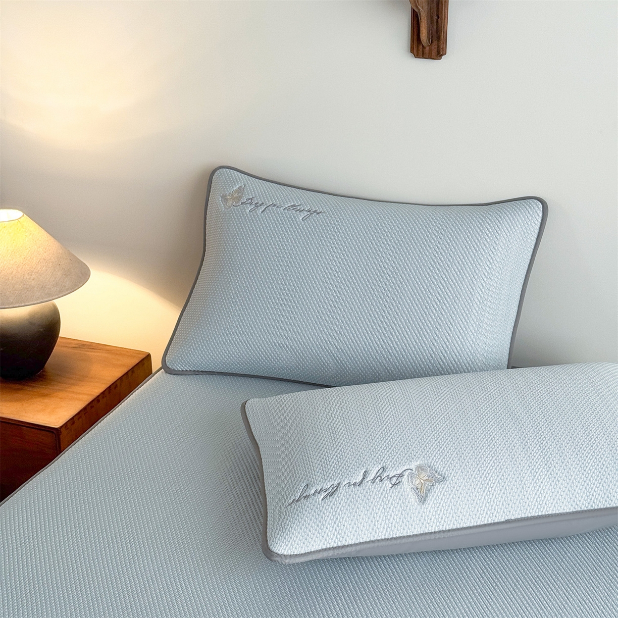 91家纺网 家纺一手货源 找家纺 乐家欣 2026新款5A抗菌PE提花凉感席-蝶舞福禄系列 蝶舞福禄-蓝（床笠款）