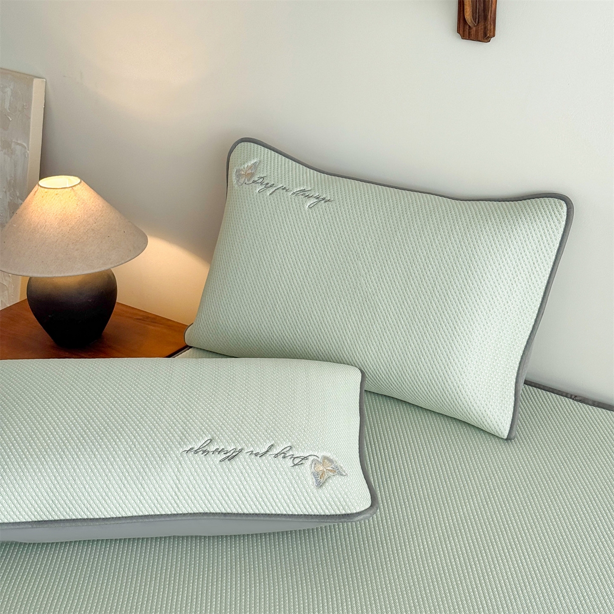 91家纺网 家纺一手货源 找家纺 乐家欣 2026新款5A抗菌PE提花凉感席-蝶舞福禄系列 蝶舞福禄-绿（床笠款）