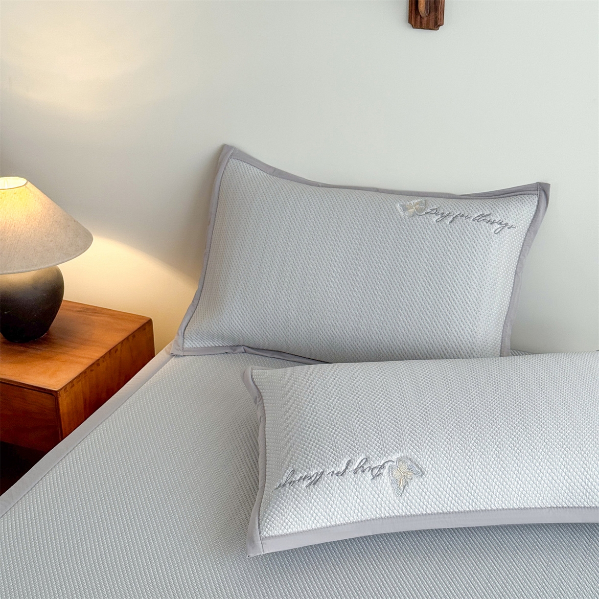 91家纺网 家纺一手货源 找家纺 乐家欣 2026新款5A抗菌PE提花凉感席-蝶舞福禄系列 蝶舞福禄-灰（床席款）