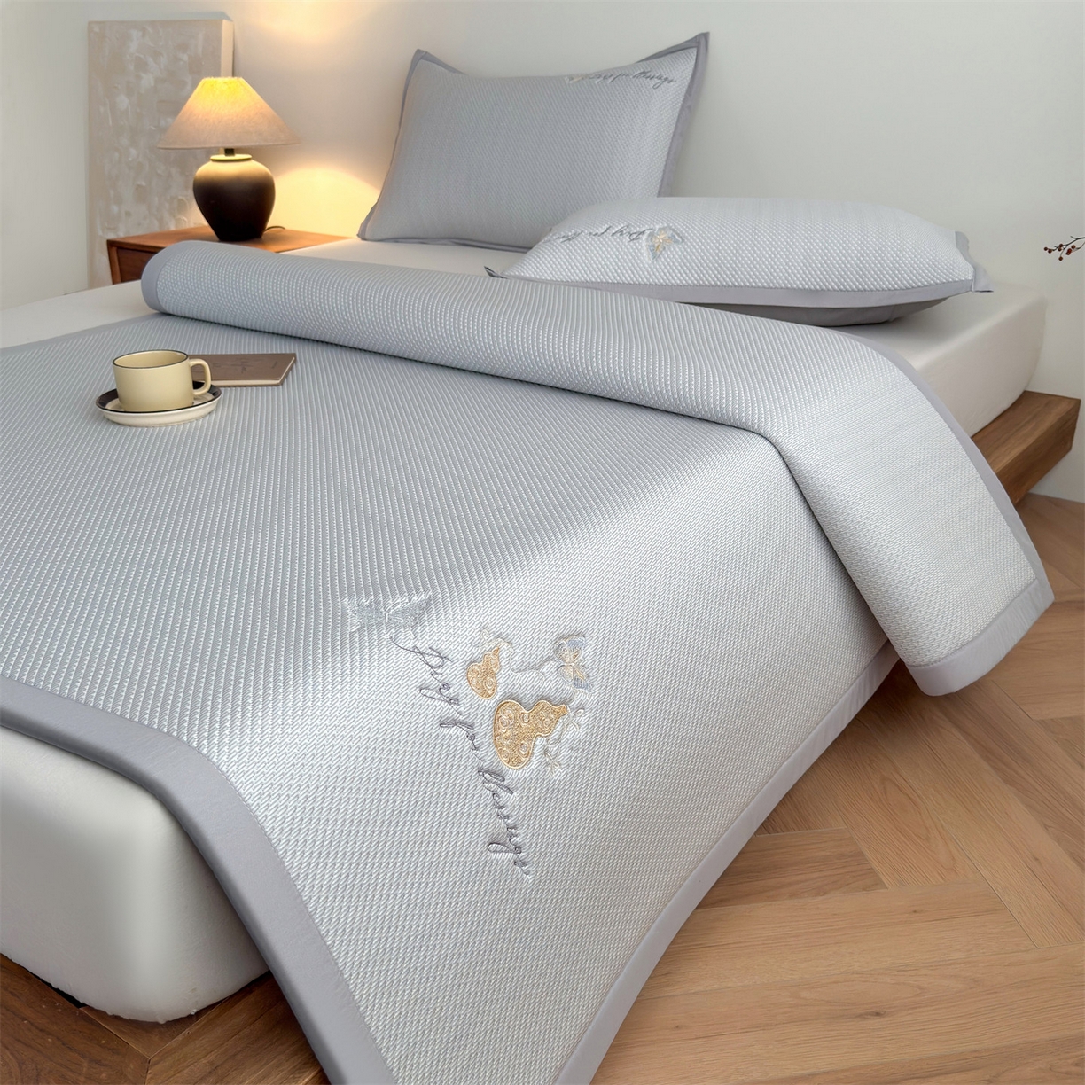 91家纺网 家纺一手货源 找家纺 乐家欣 2026新款5A抗菌PE提花凉感席-蝶舞福禄系列 蝶舞福禄-灰（床席款）