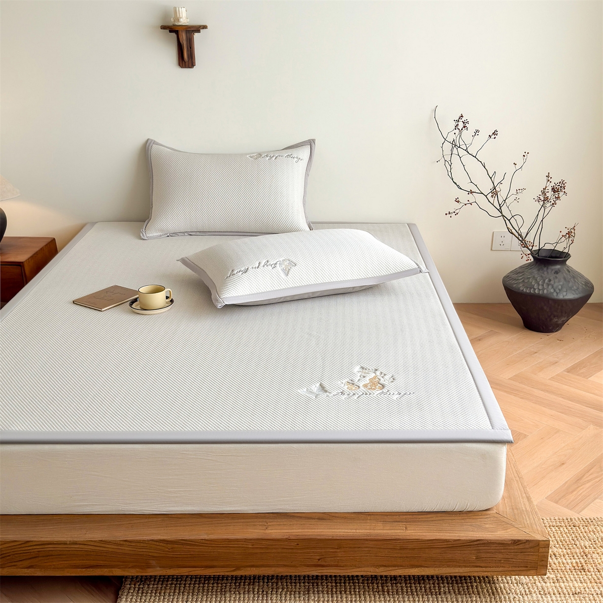 91家纺网 家纺一手货源 找家纺 乐家欣 2026新款5A抗菌PE提花凉感席-蝶舞福禄系列 蝶舞福禄-咖（床席款）