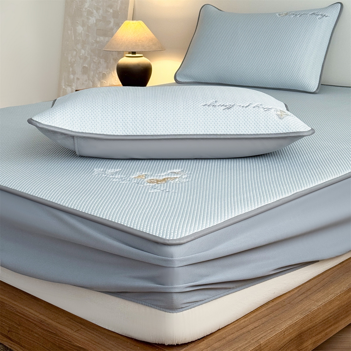 91家纺网 家纺一手货源 找家纺 乐家欣 2026新款5A抗菌PE提花凉感席-蝶舞福禄系列 蝶舞福禄-蓝（床笠款）