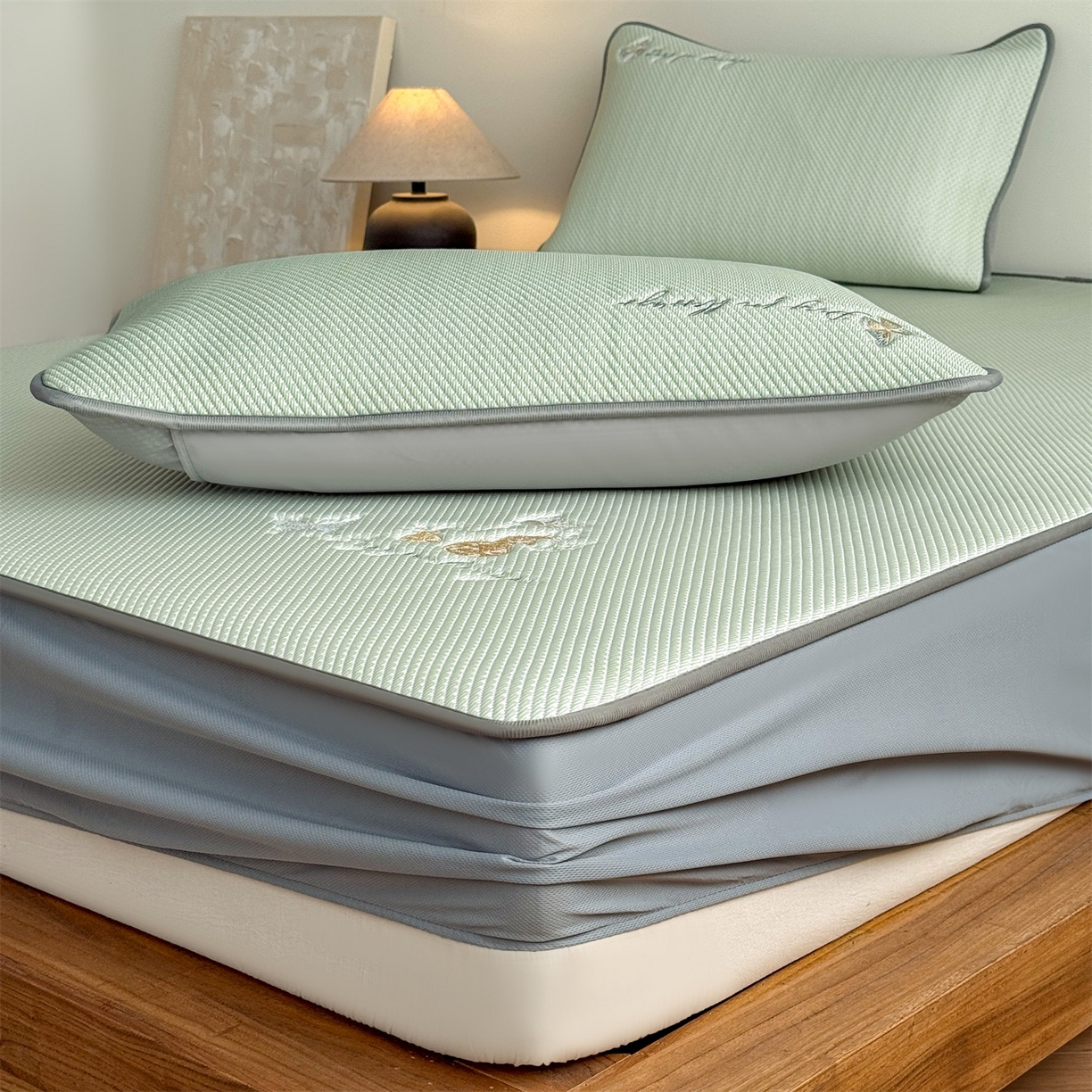 91家纺网 家纺一手货源 找家纺 乐家欣 2026新款5A抗菌PE提花凉感席-蝶舞福禄系列 蝶舞福禄-绿（床笠款）