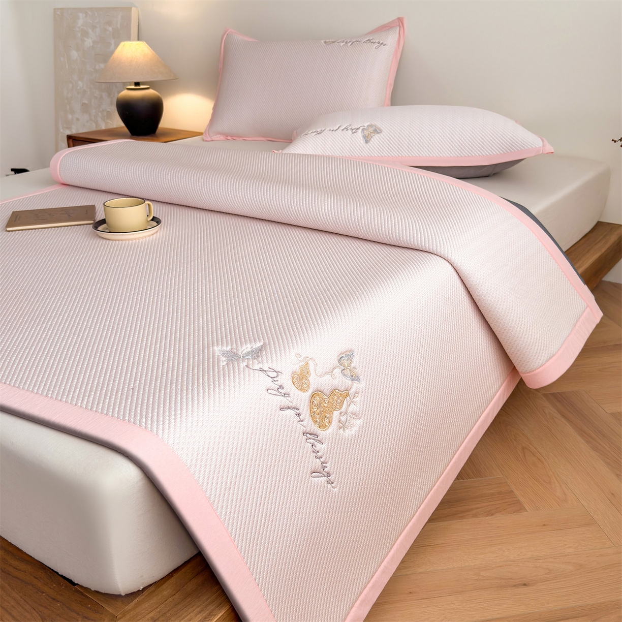 91家纺网 家纺一手货源 找家纺 乐家欣 2026新款5A抗菌PE提花凉感席-蝶舞福禄系列 蝶舞福禄-粉（床席款）