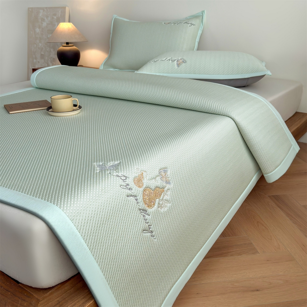 91家纺网 家纺一手货源 找家纺 乐家欣 2026新款5A抗菌PE提花凉感席-蝶舞福禄系列 蝶舞福禄-绿（床席款）