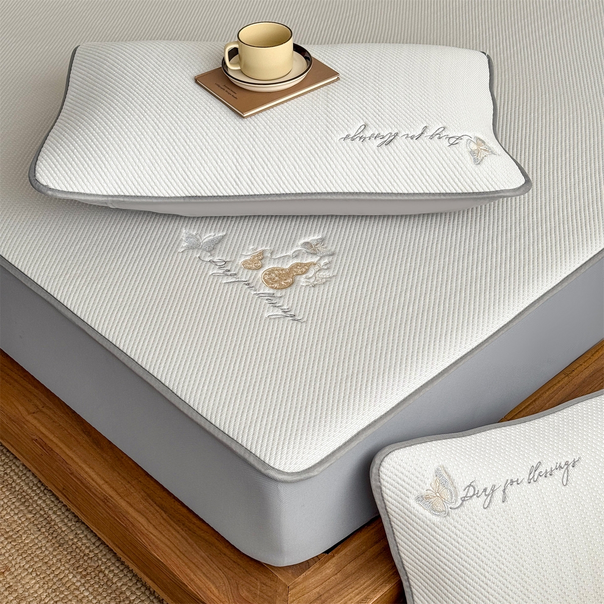 91家纺网 家纺一手货源 找家纺 乐家欣 2026新款5A抗菌PE提花凉感席-蝶舞福禄系列 蝶舞福禄-咖（床笠款）