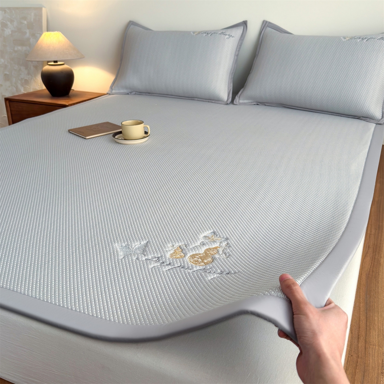 91家纺网 家纺一手货源 找家纺 乐家欣 2026新款5A抗菌PE提花凉感席-蝶舞福禄系列 蝶舞福禄-灰（床席款）