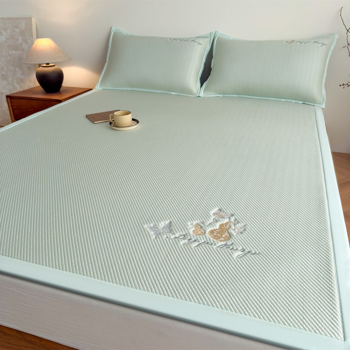 91家纺网 家纺一手货源 找家纺 乐家欣 2026新款5A抗菌PE提花凉感席-蝶舞福禄系列 蝶舞福禄-绿（床席款）