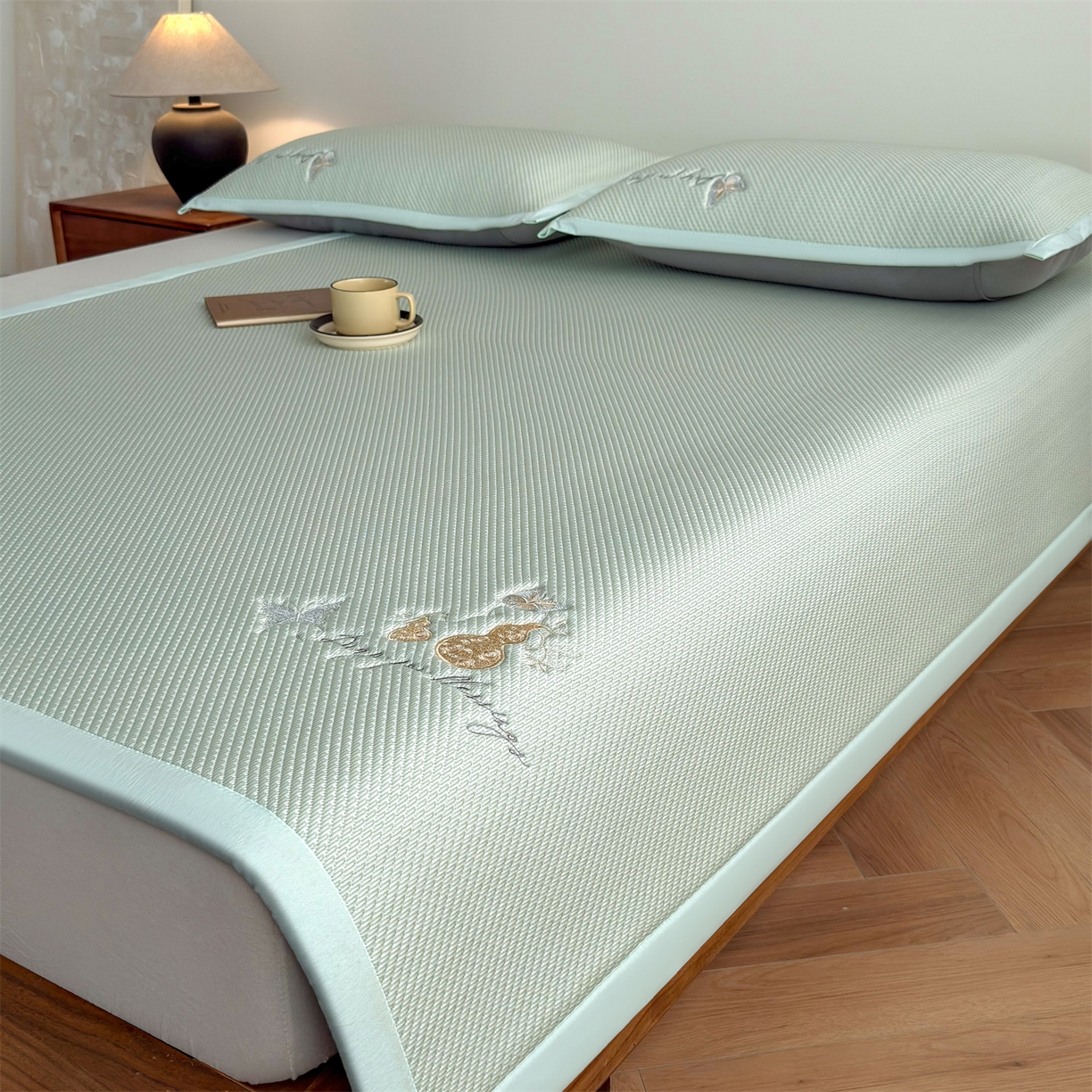 91家纺网 家纺一手货源 找家纺 乐家欣 2026新款5A抗菌PE提花凉感席-蝶舞福禄系列 蝶舞福禄-绿（床席款）