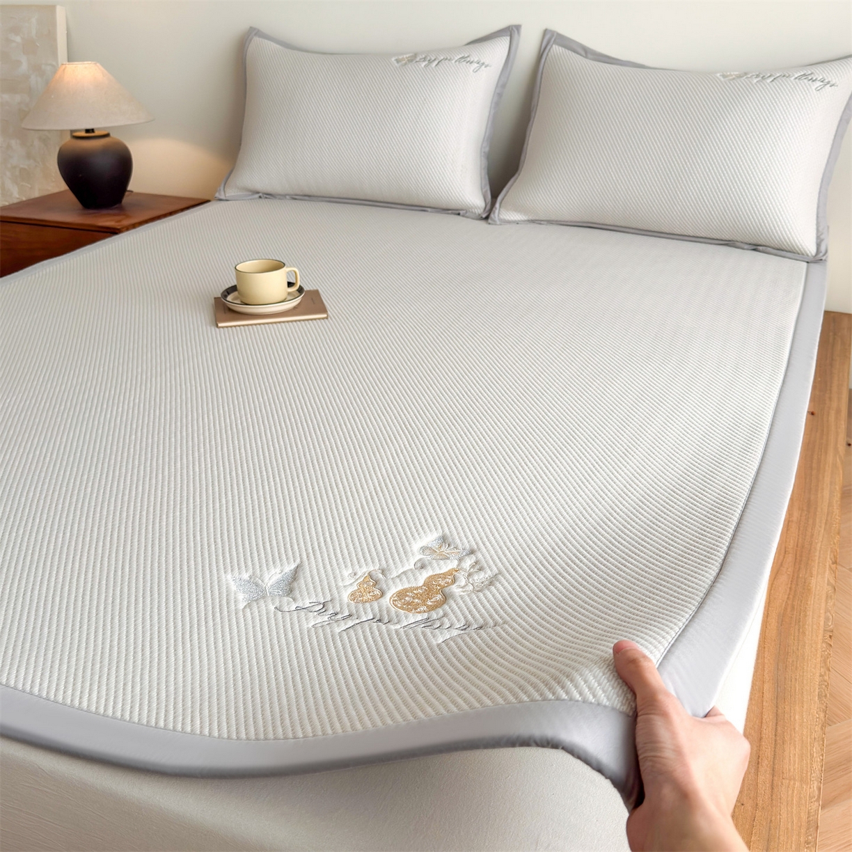 91家纺网 家纺一手货源 找家纺 乐家欣 2026新款5A抗菌PE提花凉感席-蝶舞福禄系列 蝶舞福禄-咖（床席款）