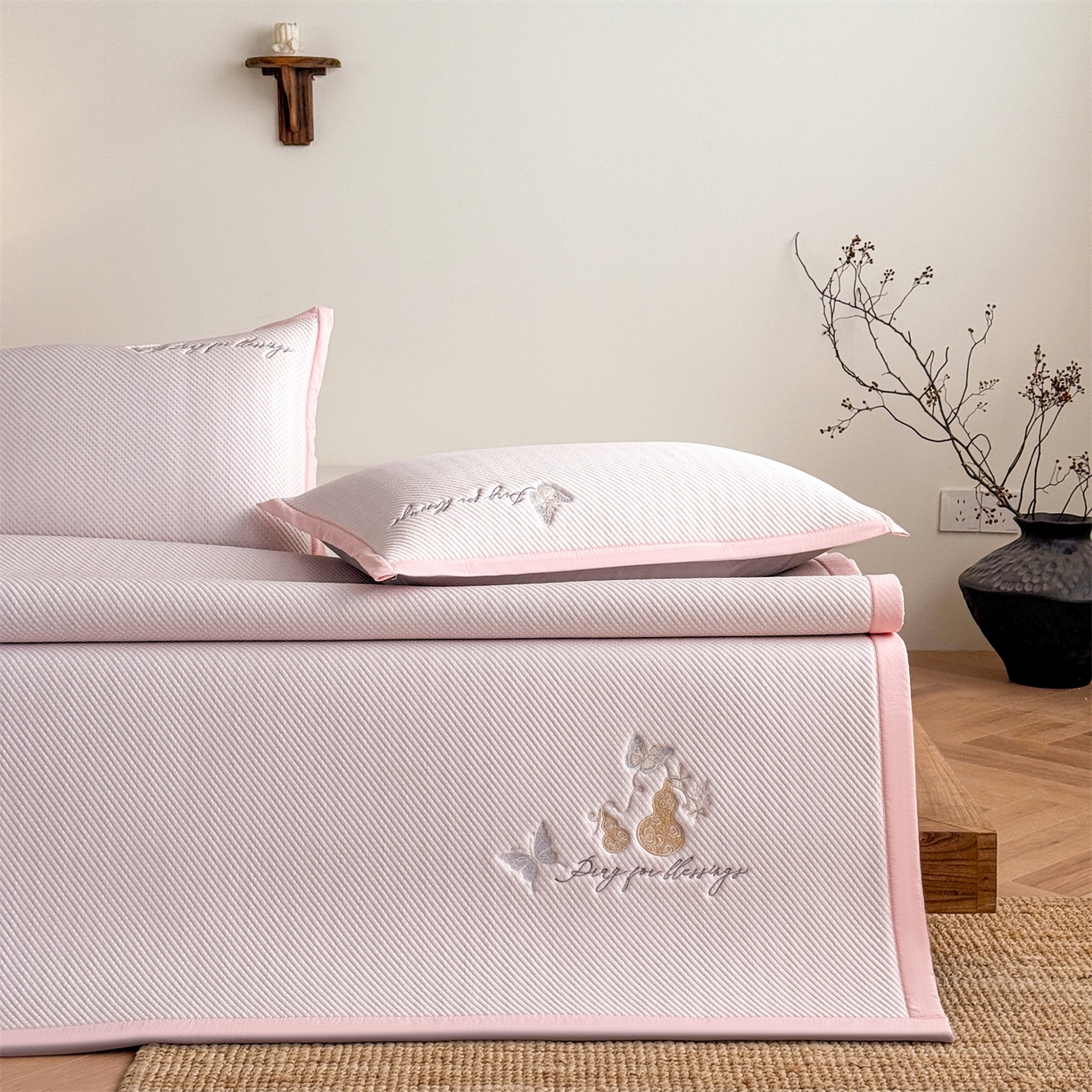 91家纺网 家纺一手货源 找家纺 乐家欣 2026新款5A抗菌PE提花凉感席-蝶舞福禄系列 蝶舞福禄-粉（床席款）