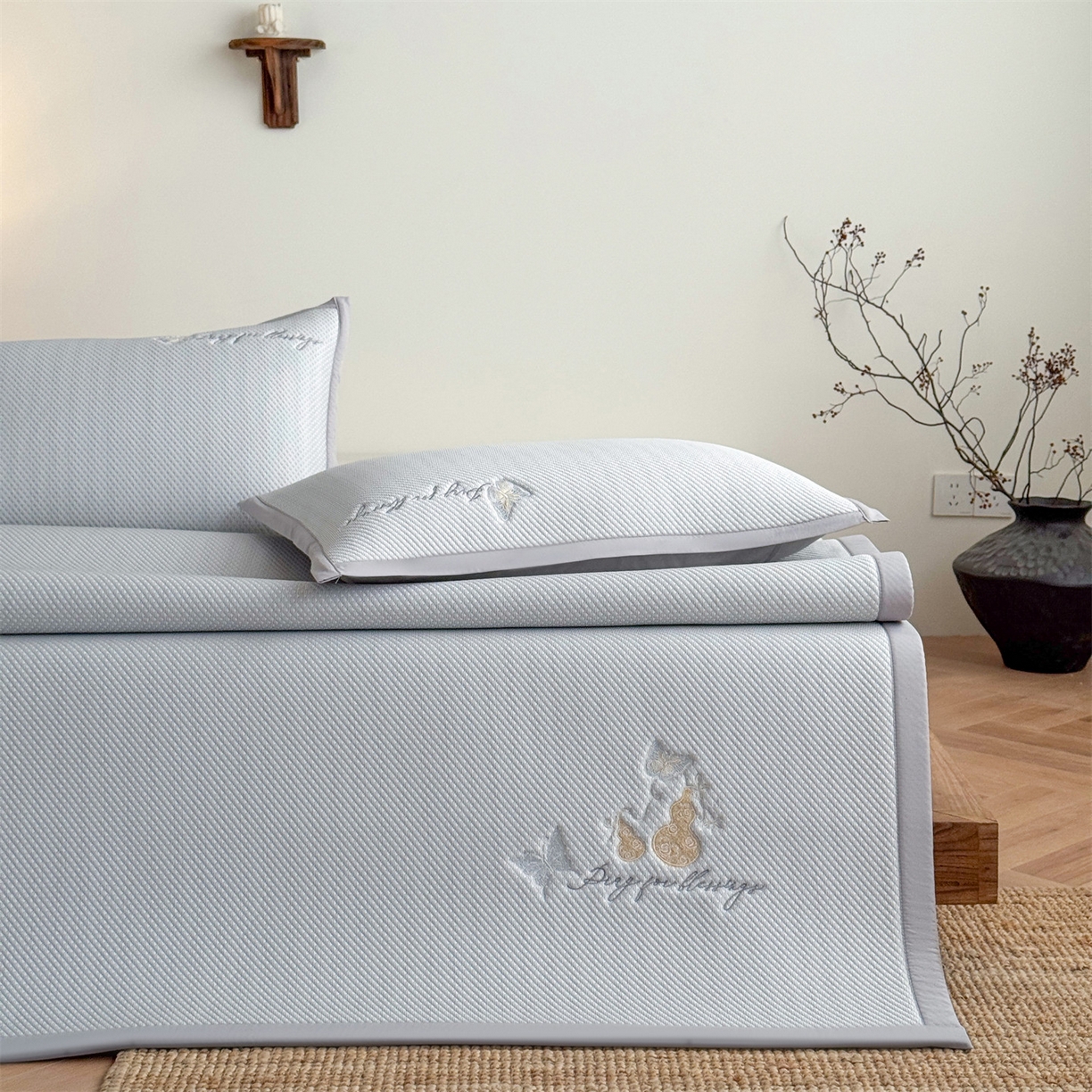 91家纺网 家纺一手货源 找家纺 乐家欣 2026新款5A抗菌PE提花凉感席-蝶舞福禄系列 蝶舞福禄-灰（床席款）