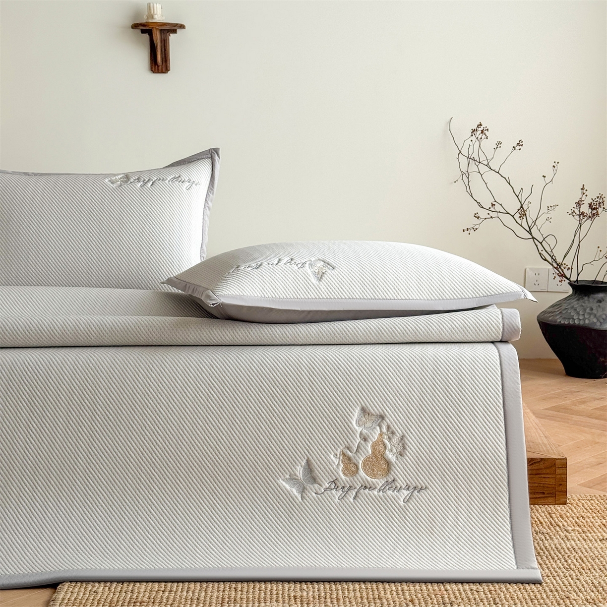 91家纺网 家纺一手货源 找家纺 乐家欣 2026新款5A抗菌PE提花凉感席-蝶舞福禄系列 蝶舞福禄-咖（床席款）