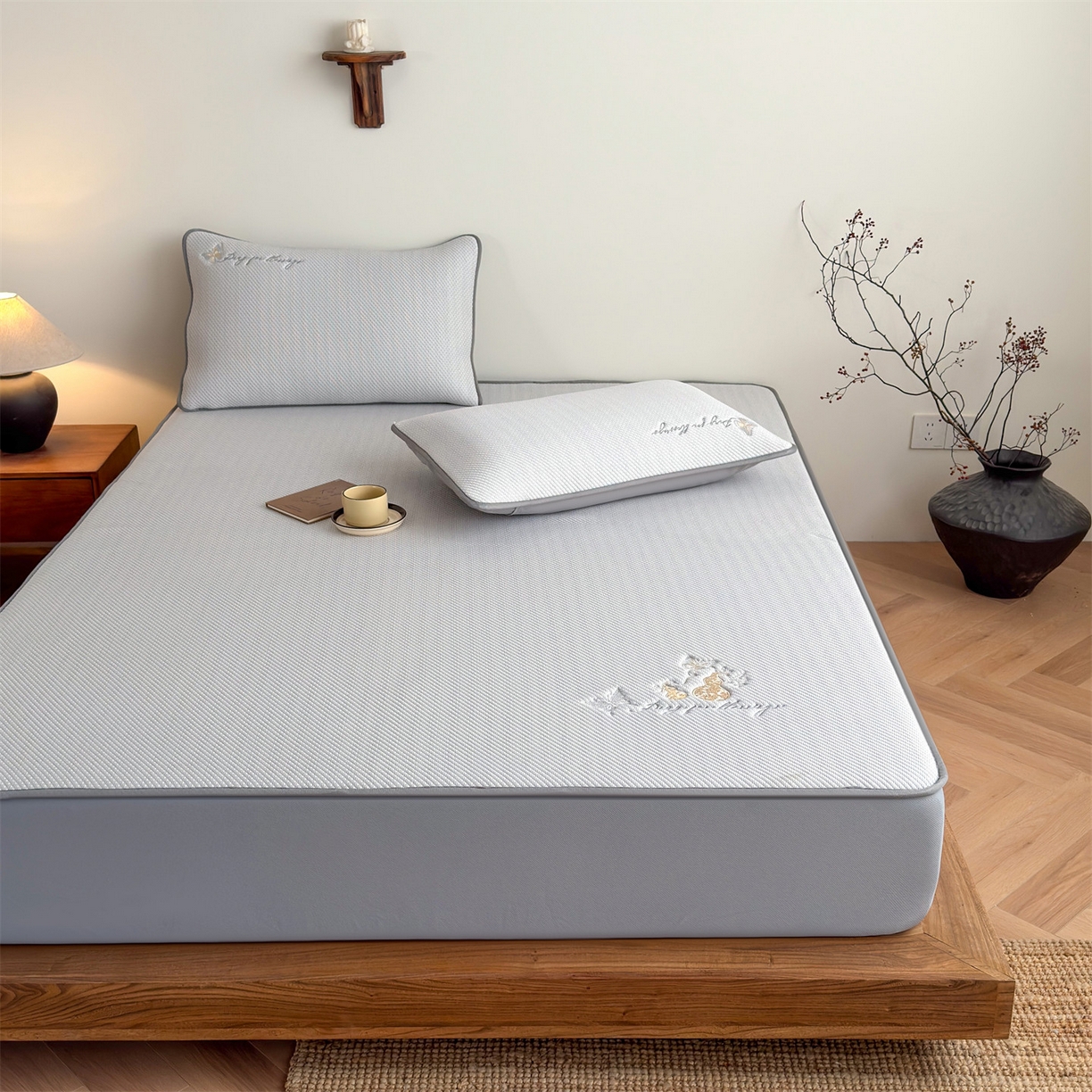 91家纺网 家纺一手货源 找家纺 乐家欣 2026新款5A抗菌PE提花凉感席-蝶舞福禄系列 蝶舞福禄-灰（床笠款）