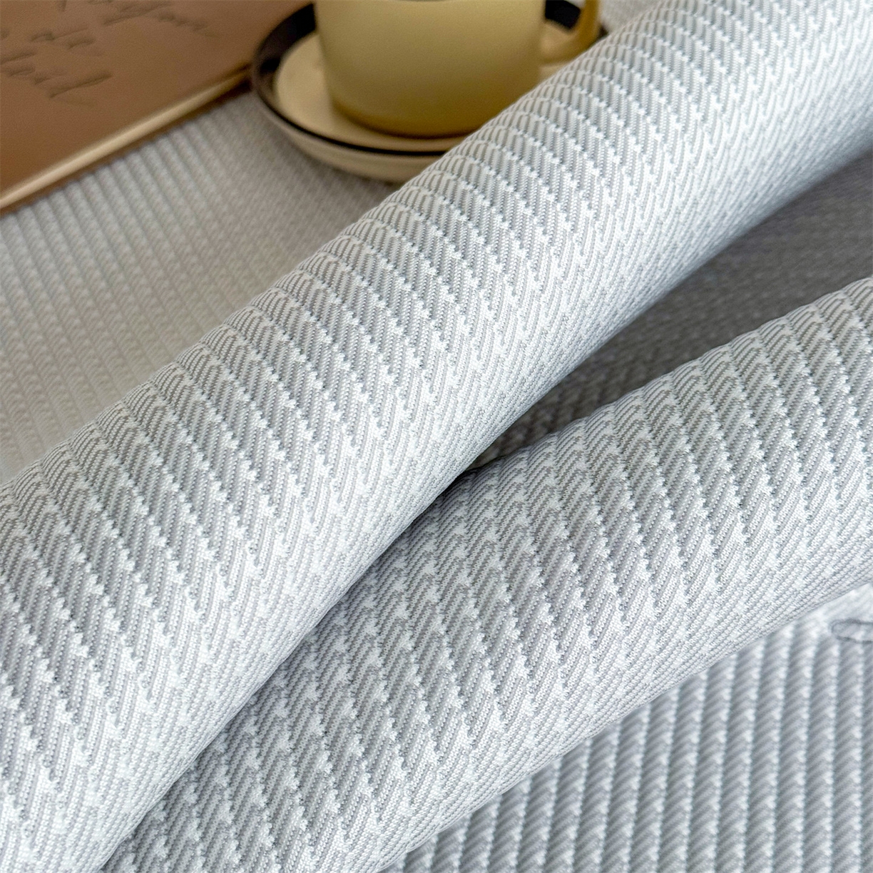 91家纺网 家纺一手货源 找家纺 乐家欣 2026新款5A抗菌PE提花凉感席-蝶舞福禄系列 蝶舞福禄-灰（床席款）