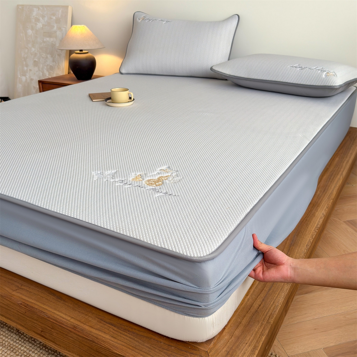 91家纺网 家纺一手货源 找家纺 乐家欣 2026新款5A抗菌PE提花凉感席-蝶舞福禄系列 蝶舞福禄-灰（床笠款）