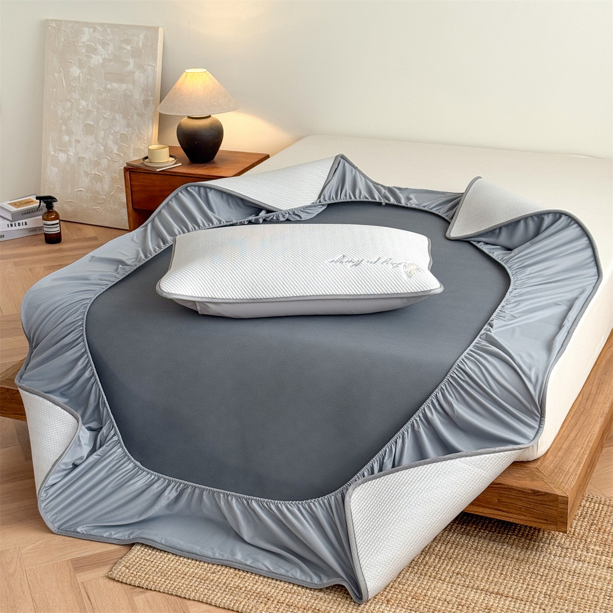 91家纺网 家纺一手货源 找家纺 乐家欣 2026新款5A抗菌PE提花凉感席-蝶舞福禄系列 蝶舞福禄-灰（床笠款）