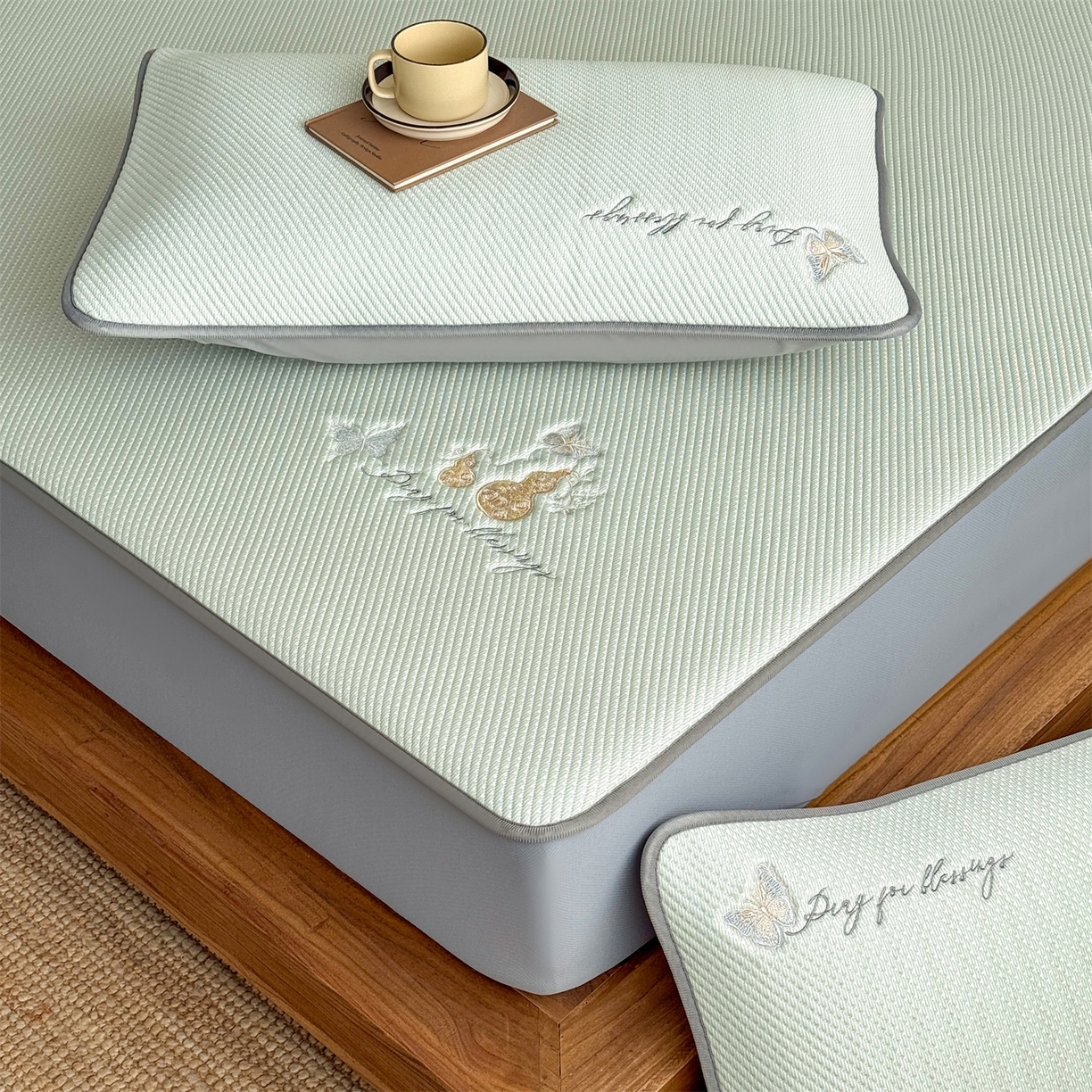 91家纺网 家纺一手货源 找家纺 乐家欣 2026新款5A抗菌PE提花凉感席-蝶舞福禄系列 蝶舞福禄-绿（床笠款）