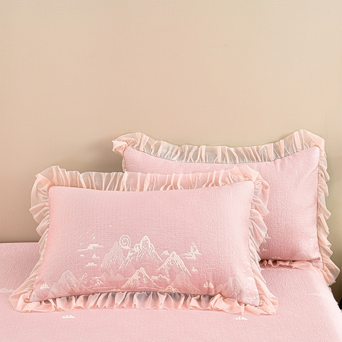 91家纺网 家纺一手货源 找家纺 梦之星 2026新款提花面料530克PE凉感因子冰豆豆床裙三件套 山水-粉