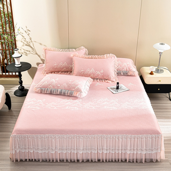 91家纺网 家纺一手货源 找家纺 梦之星 2026新款提花面料530克PE凉感因子冰豆豆床裙三件套 山水-粉