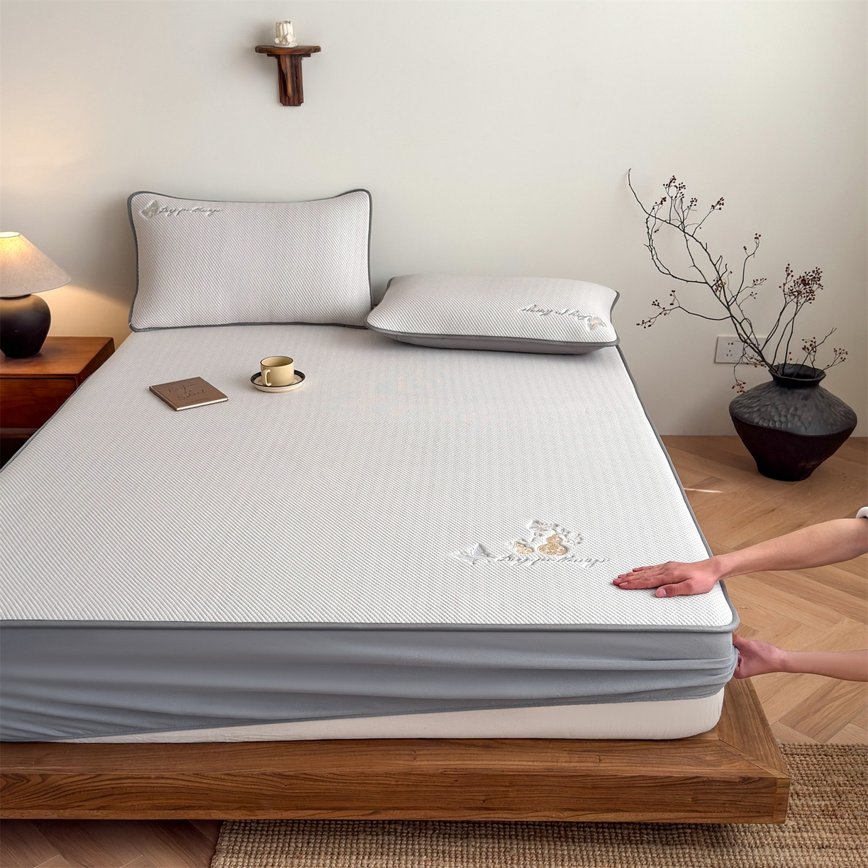 91家纺网 家纺一手货源 找家纺 乐家欣 2026新款5A抗菌PE提花凉感席-蝶舞福禄系列 蝶舞福禄-咖（床笠款）