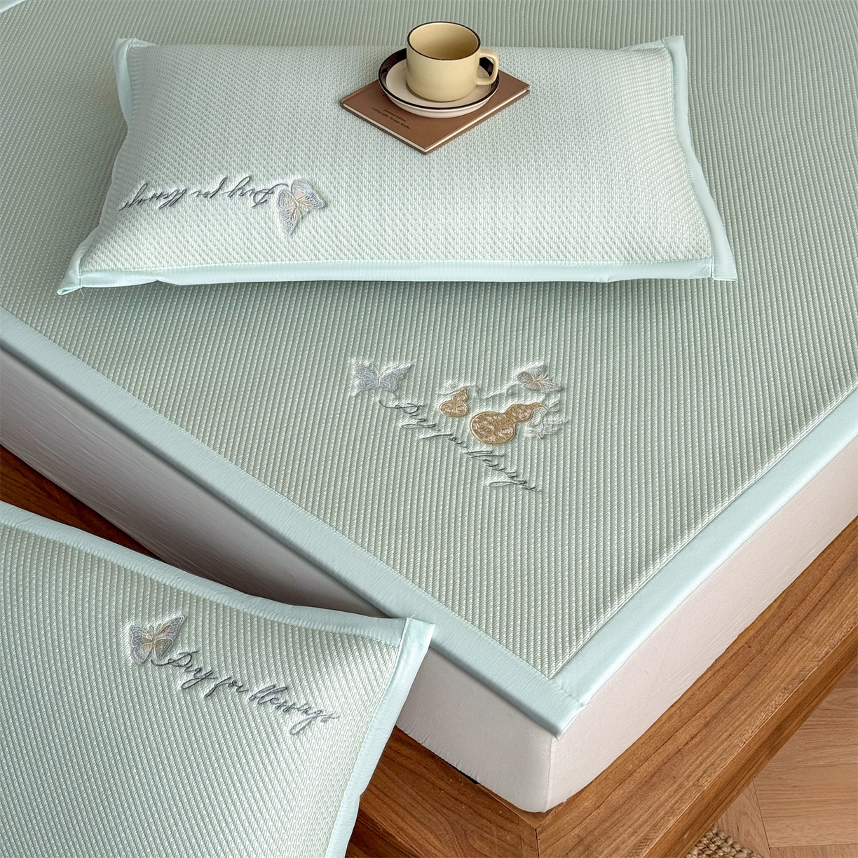 91家纺网 家纺一手货源 找家纺 乐家欣 2026新款5A抗菌PE提花凉感席-蝶舞福禄系列 蝶舞福禄-绿（床席款）