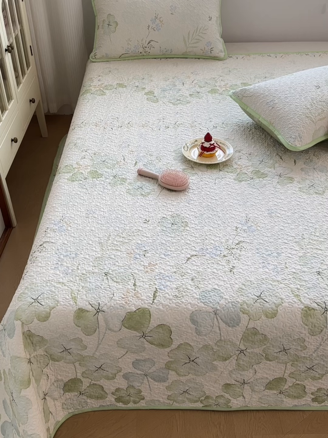 91家纺网 家纺一手货源 找家纺 绵庭家纺 2026新款全棉印花夹棉床盖三件套 春野柔