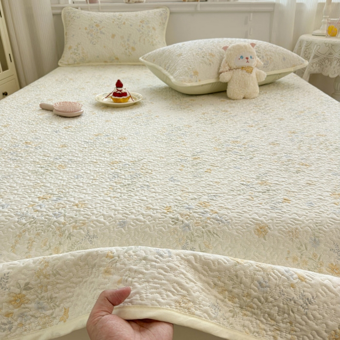 91家纺网 家纺一手货源 找家纺 绵庭家纺 2026新款全棉印花夹棉床盖三件套 粉铃花语-黄