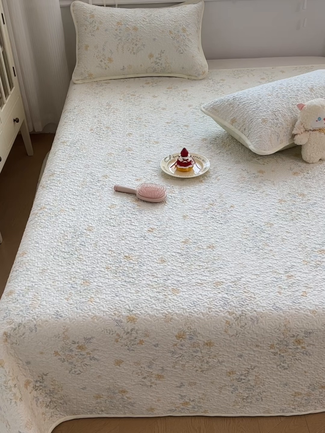 91家纺网 家纺一手货源 找家纺 绵庭家纺 2026新款全棉印花夹棉床盖三件套 粉铃花语-黄